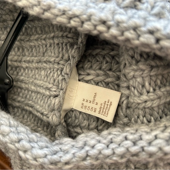H&M🩶 Turtleneck sweater - Picture 3 of 3